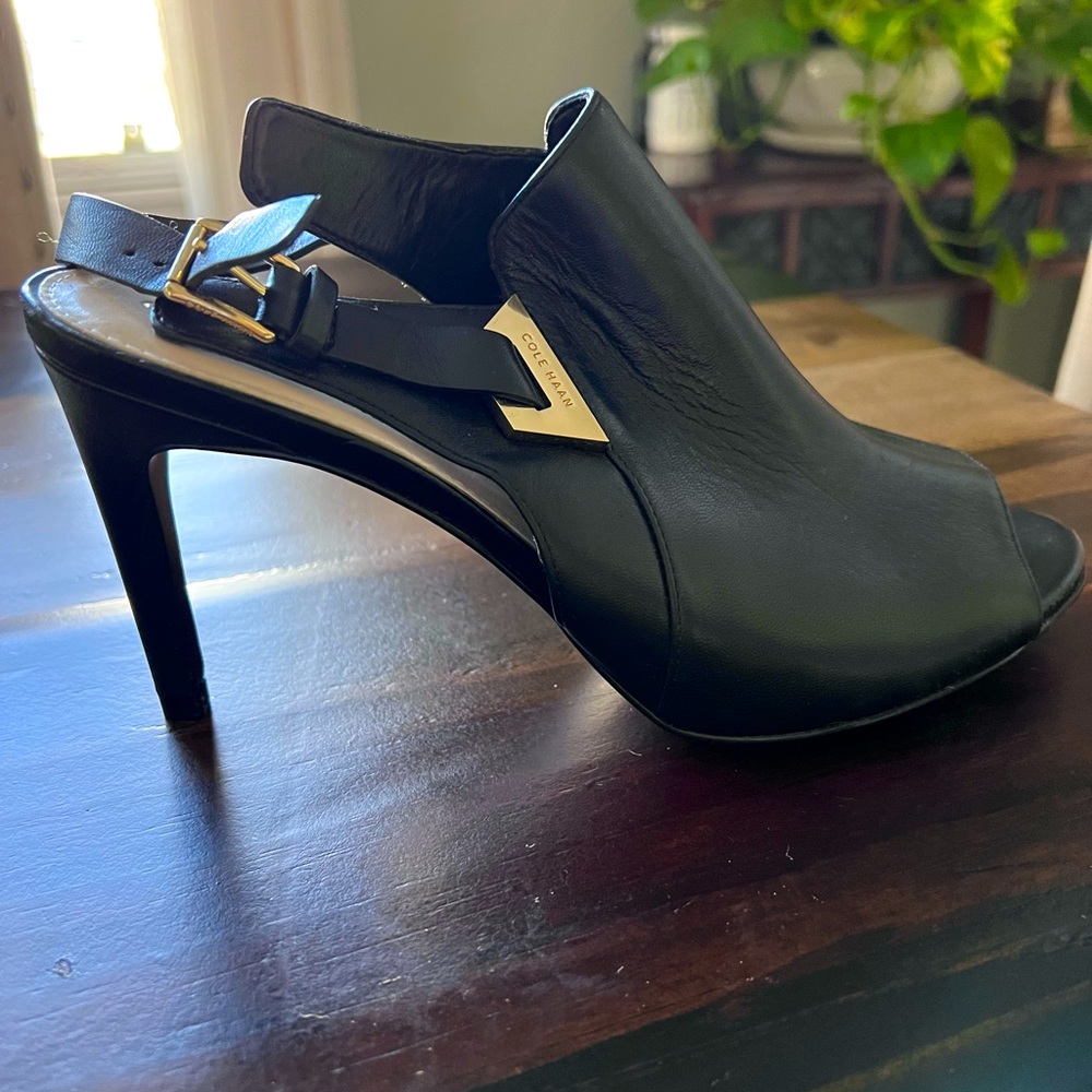 Size 8 black leather Cole Haans shoes